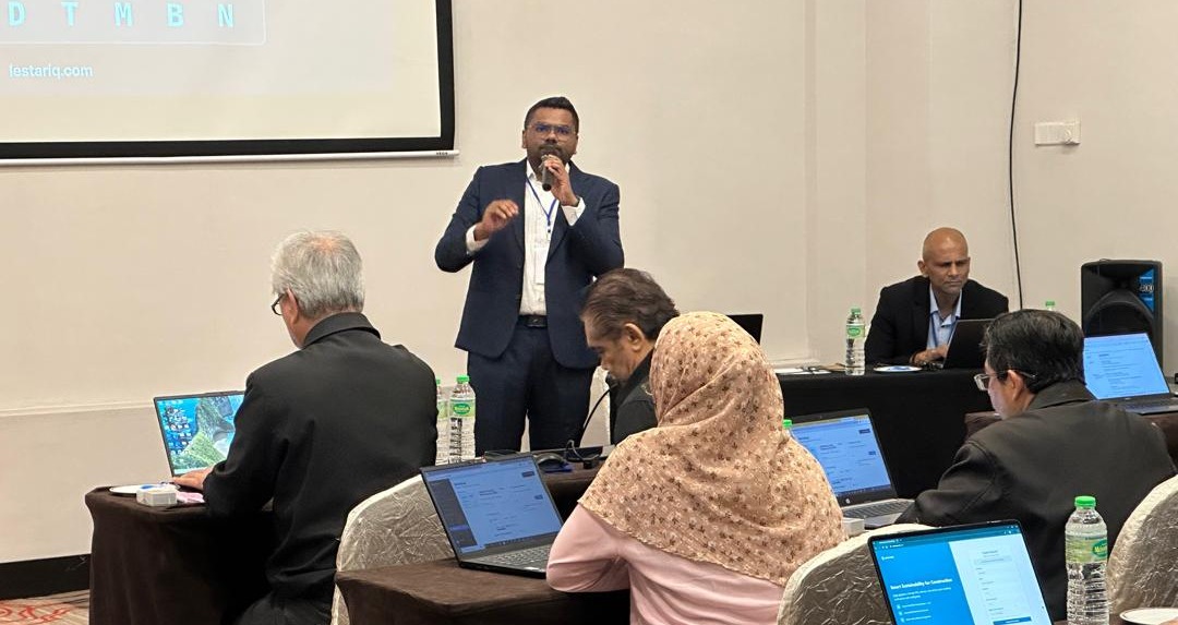 Edwin Jesu Dass demonstrating ESG tracking software at the ACPM ESG & GHG workshop